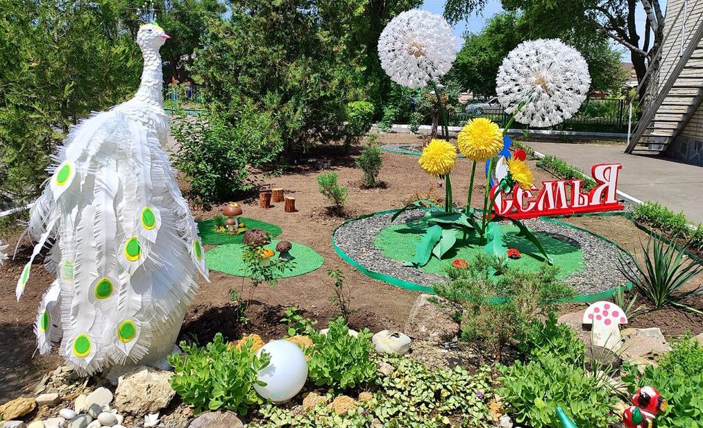 Детские сады Таганрога украшают цветочными композициями
