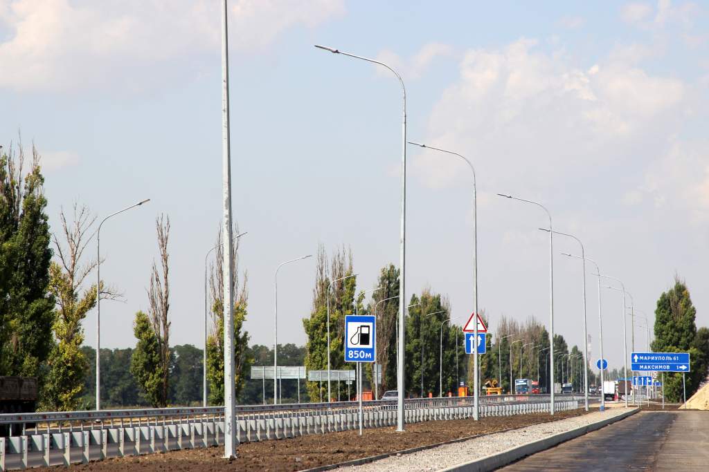 Dadam porno tomosha qilayotganda, kokrakli qizi egilib qoladi Vakuumdan keyin porno